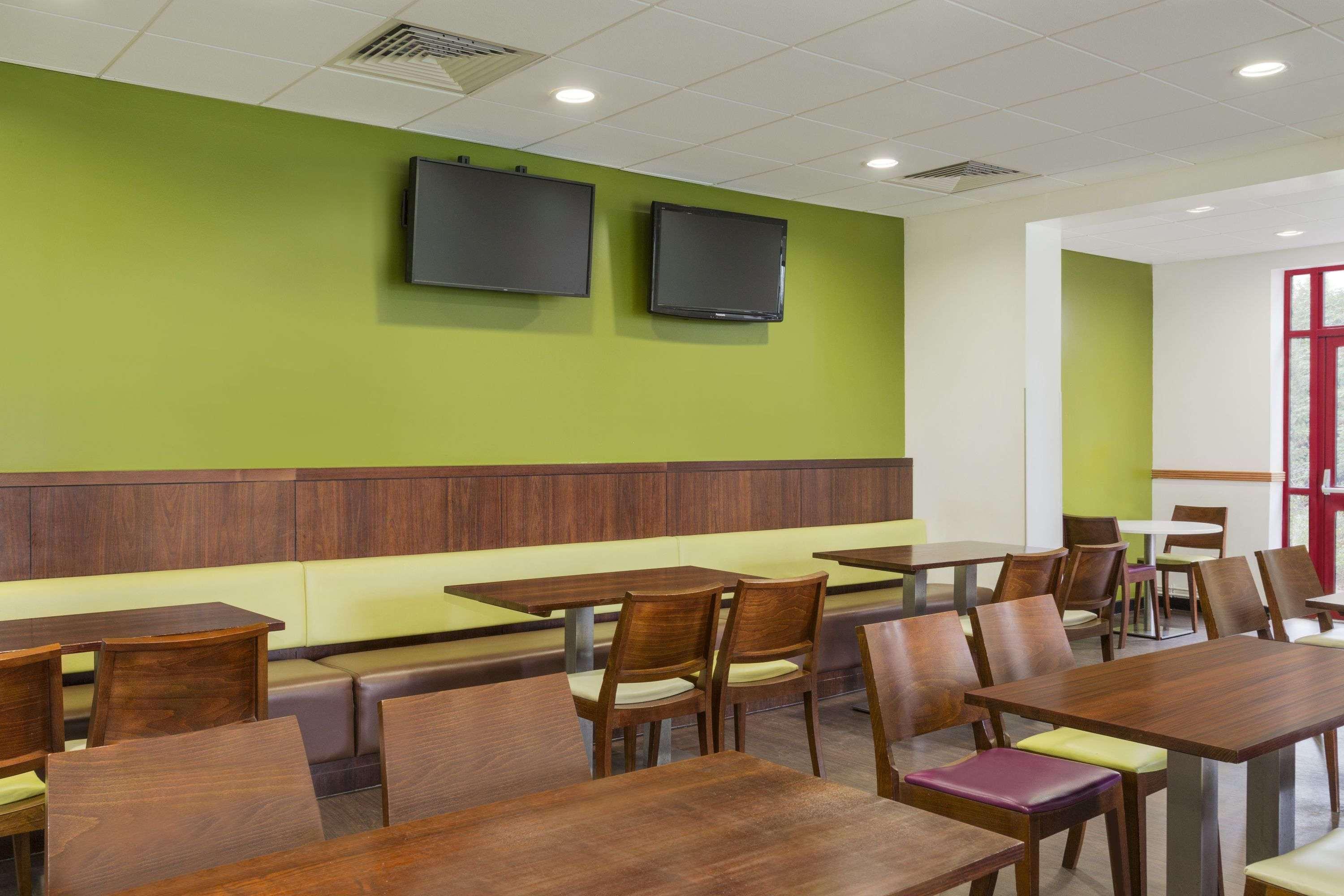 Days Inn Magor Exterior photo