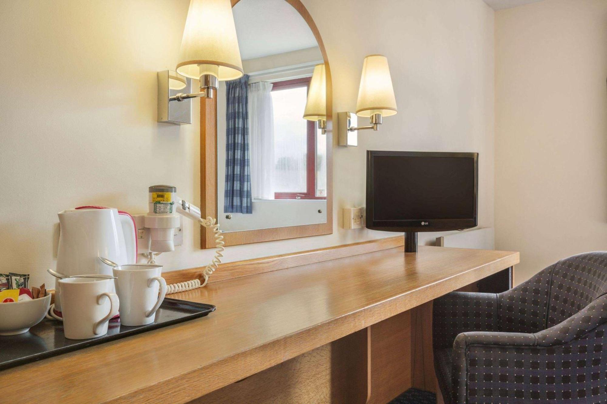 Days Inn Magor Exterior photo